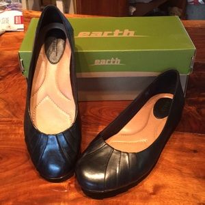 Black calf leather Earth flats